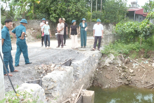 Các đồng chí lãnh đạo phường Liêm Tuyền, tỉnh Ninh Bình kiểm tra công tác phòng, chống thiên tai trước mùa mưa bão năm 2025 