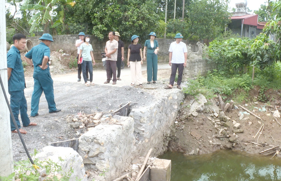 Các đồng chí lãnh đạo phường Liêm Tuyền, tỉnh Ninh Bình kiểm tra công tác phòng, chống thiên tai trước mùa mưa bão năm 2025