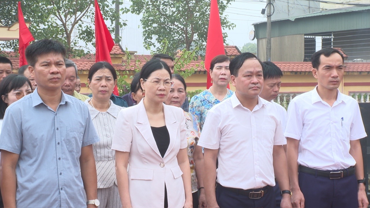 Phường Liêm Tuyền tổ chức lễ dâng hương tưởng niệm các Anh hùng liệt sĩ tại Nghĩa trang Liệt sỹ